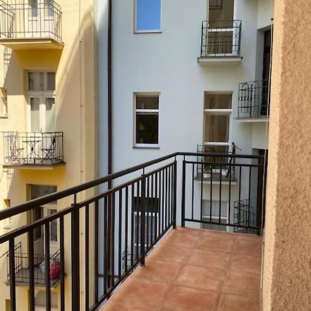 Large 3 Bedroom Family Apartment With Balcony Prag Exteriör bild