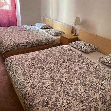 Large 3 Bedroom Family Apartment With Balcony Prag Exteriör bild