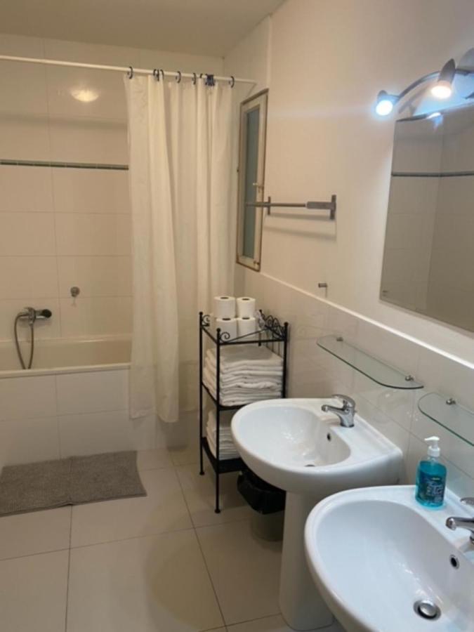 Large 3 Bedroom Family Apartment With Balcony Prag Exteriör bild