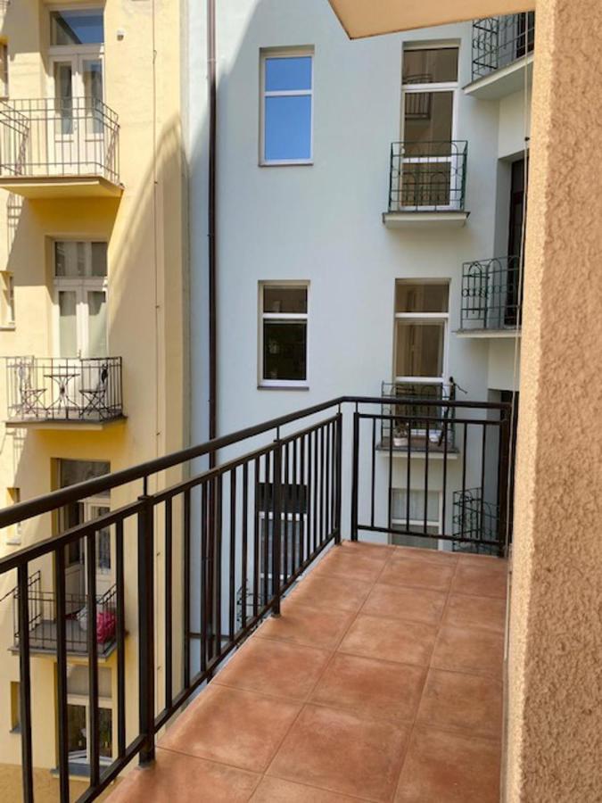 Large 3 Bedroom Family Apartment With Balcony Prag Exteriör bild